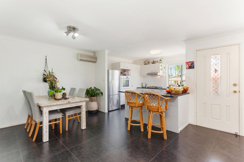 Photo - 1/9 Valmai Court, Burleigh Waters QLD 4220 - Image 4