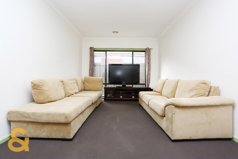 Photo - 19 Viewside Crescent, Craigieburn VIC 3064 - Image 4