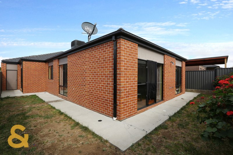 Photo - 19 Viewside Crescent, Craigieburn VIC 3064 - Image 11