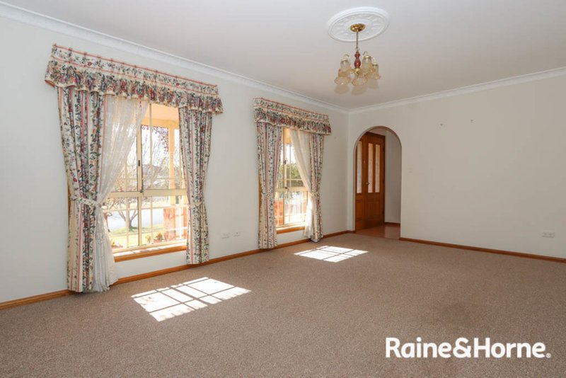 Photo - 19 Wentworth Drive, Kelso NSW 2795 - Image 5