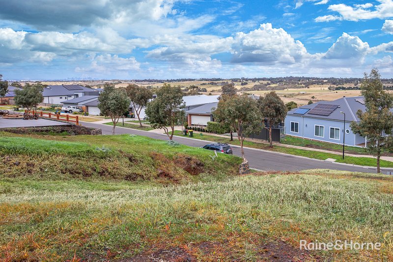 Photo - 19 Westminster Grove, Sunbury VIC 3429 - Image 8