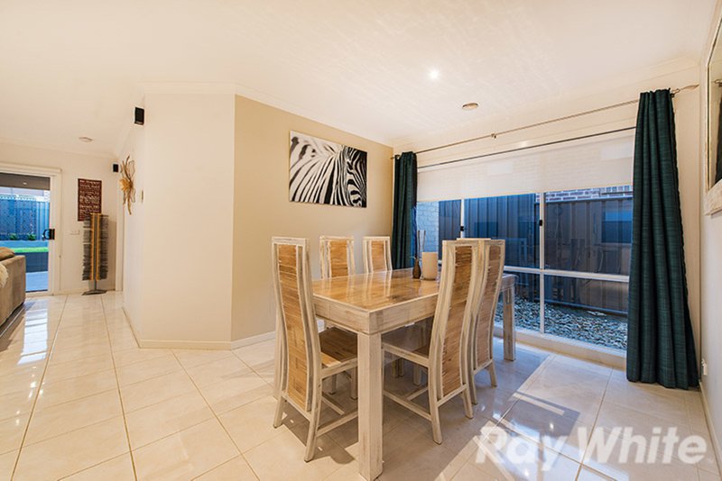 Photo - 19 Willowdale Drive, Cranbourne North VIC 3977 - Image 4