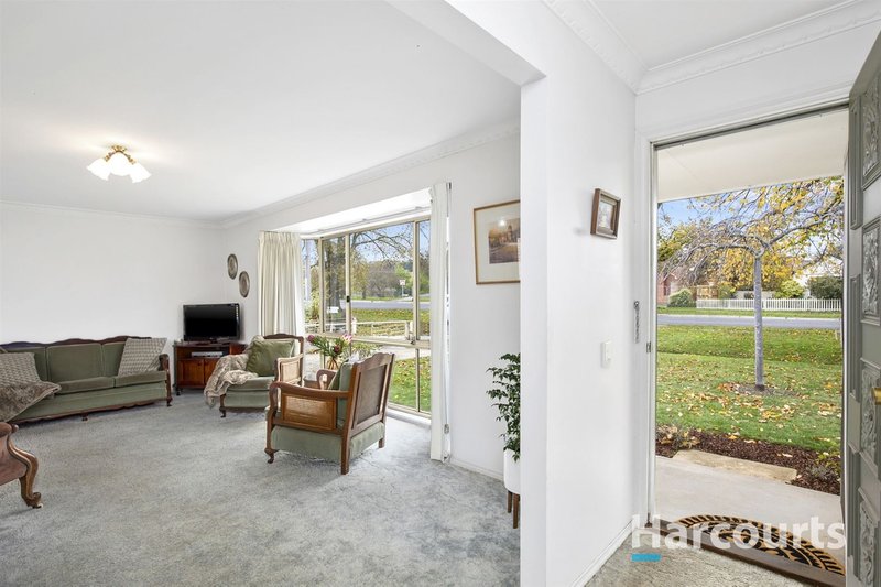 Photo - 1/9 Winter Street, Redan VIC 3350 - Image 2