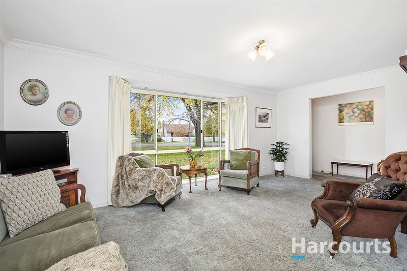 Photo - 1/9 Winter Street, Redan VIC 3350 - Image 3