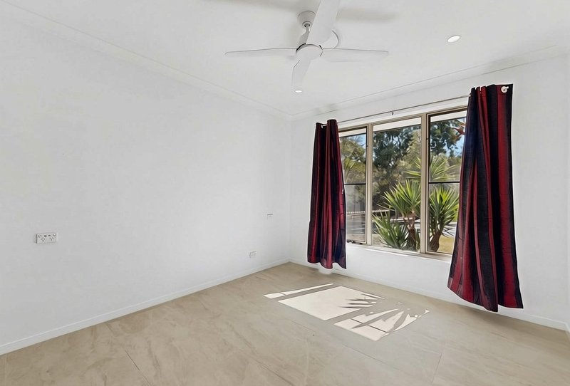Photo - 19 Wolfe Street, North Lakes QLD 4509 - Image 8