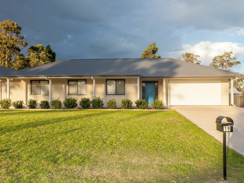 19 Woodlands Drive, Weston NSW 2326