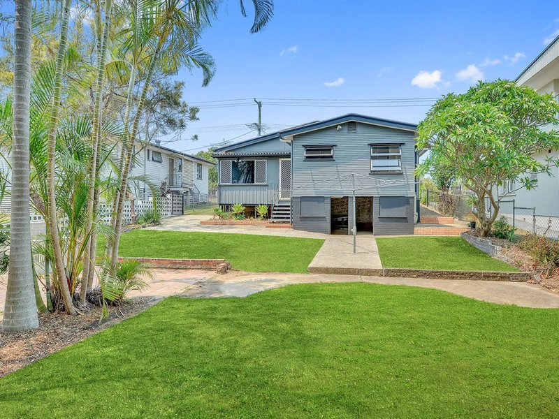 Photo - 19 Yanderra Avenue, Arana Hills QLD 4054 - Image 2