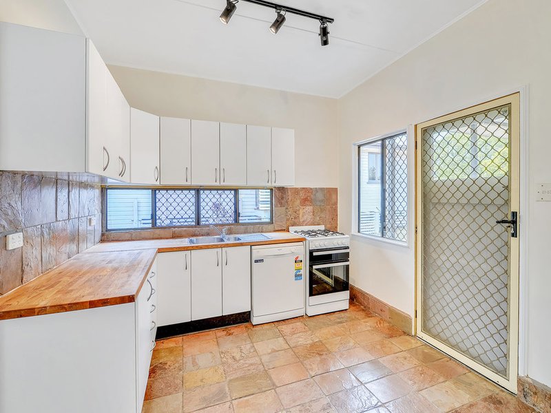 Photo - 19 Yanderra Avenue, Arana Hills QLD 4054 - Image 5