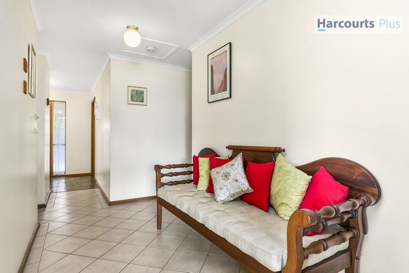 Photo - 19 Yarromie Street, Hallett Cove SA 5158 - Image 6