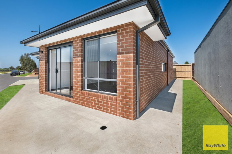 Photo - 19 Zoe Street, Rockbank VIC 3335 - Image 11