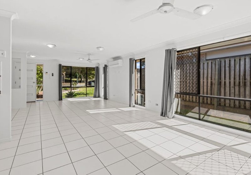 Photo - 192 Henty Drive, Redbank Plains QLD 4301 - Image 4