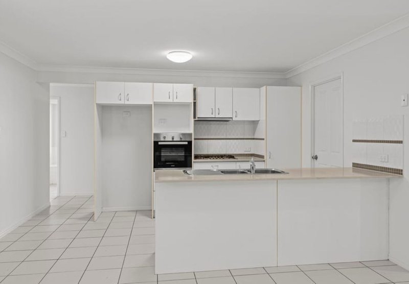 Photo - 192 Henty Drive, Redbank Plains QLD 4301 - Image 6