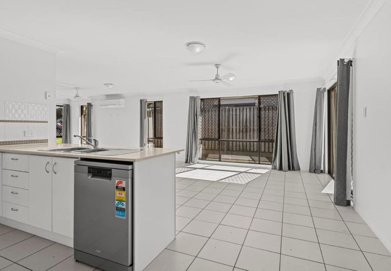 Photo - 192 Henty Drive, Redbank Plains QLD 4301 - Image 7