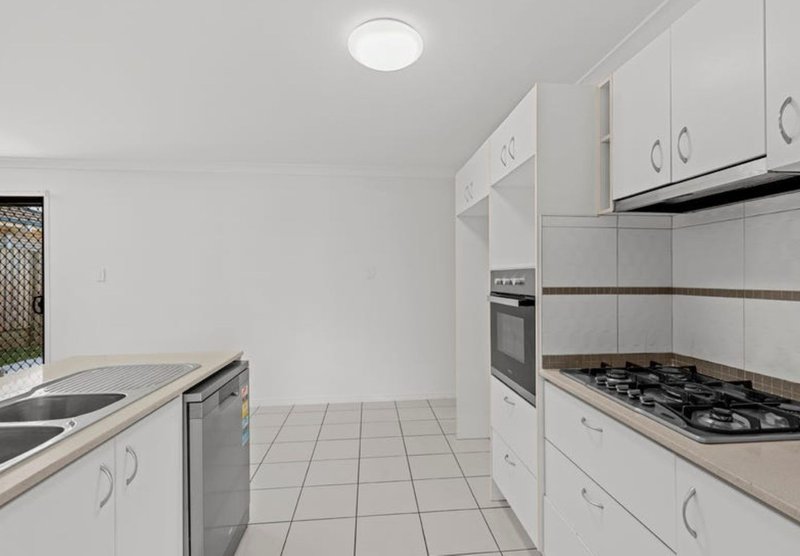 Photo - 192 Henty Drive, Redbank Plains QLD 4301 - Image 8