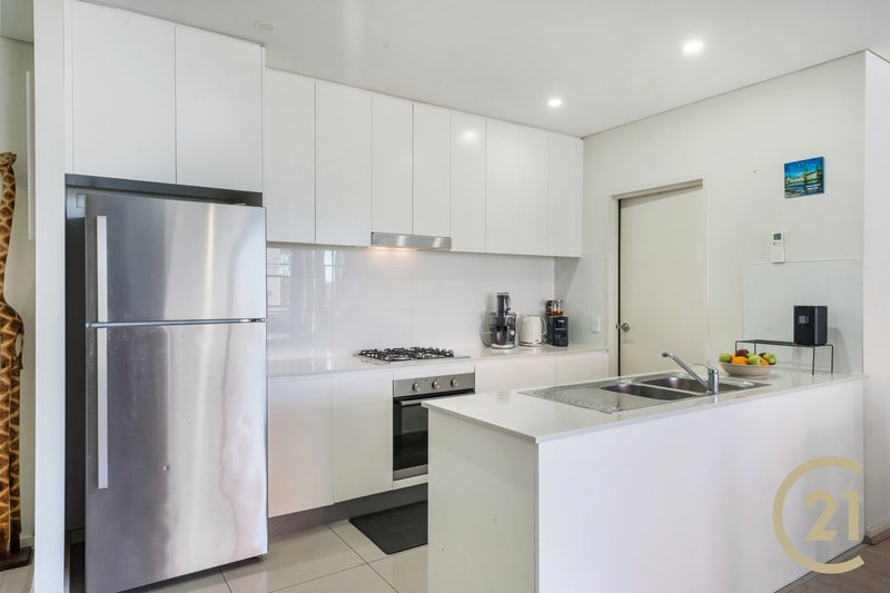 Photo - 19/4-6 Browne Parade, Warwick Farm NSW 2170 - Image 4