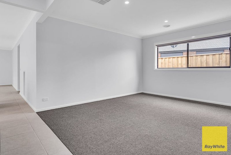 Photo - 195 Maracana Avenue, Manor Lakes VIC 3024 - Image 4