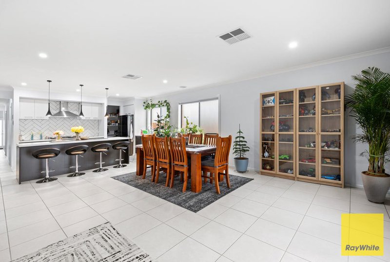 Photo - 195 Maracana Avenue, Manor Lakes VIC 3024 - Image 5