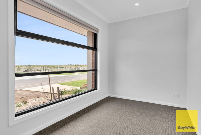 Photo - 195 Maracana Avenue, Manor Lakes VIC 3024 - Image 6