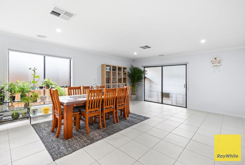 Photo - 195 Maracana Avenue, Manor Lakes VIC 3024 - Image 7