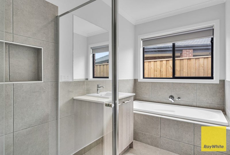 Photo - 195 Maracana Avenue, Manor Lakes VIC 3024 - Image 9