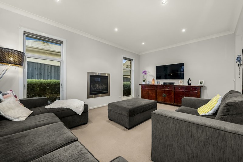 Photo - 1/96 Bruce Street, Mount Waverley VIC 3149 - Image 2