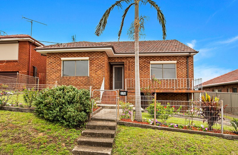 196 Flagstaff Road, Lake Heights NSW 2502