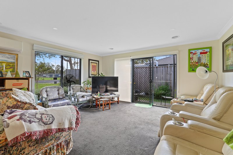 Photo - 1/98 Lampard Road, Drouin VIC 3818 - Image 3