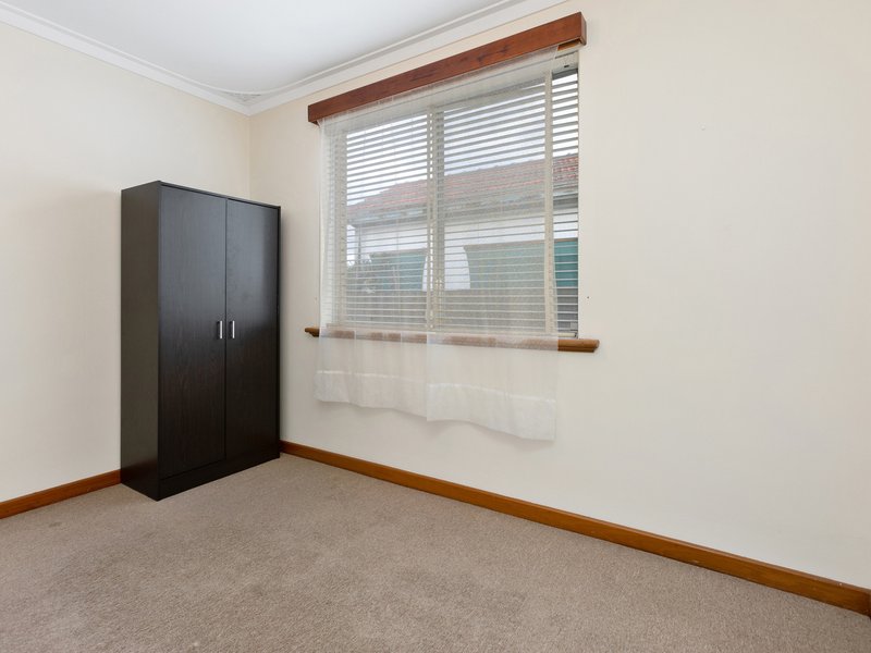 Photo - 198A Hamilton Street, Queens Park WA 6107 - Image 13