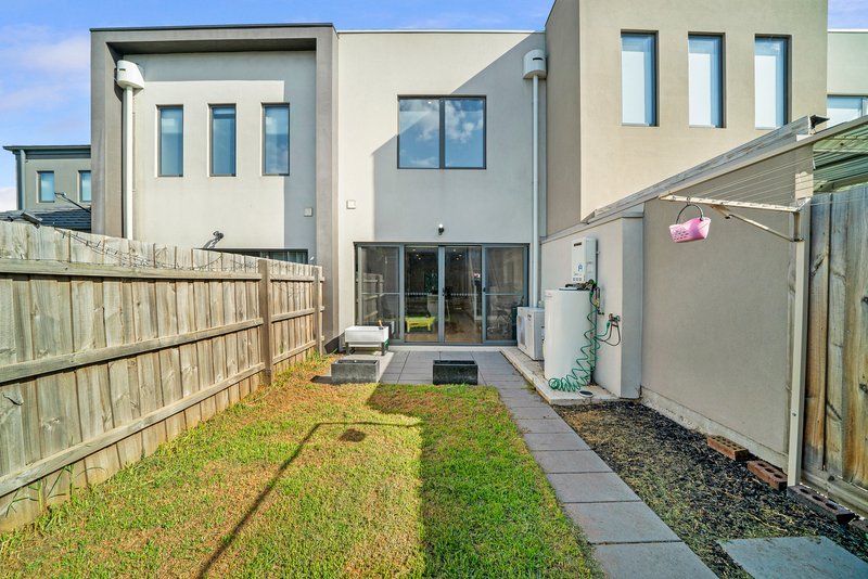 Photo - 199 Waterhaven Boulevard, Point Cook VIC 3030 - Image 11