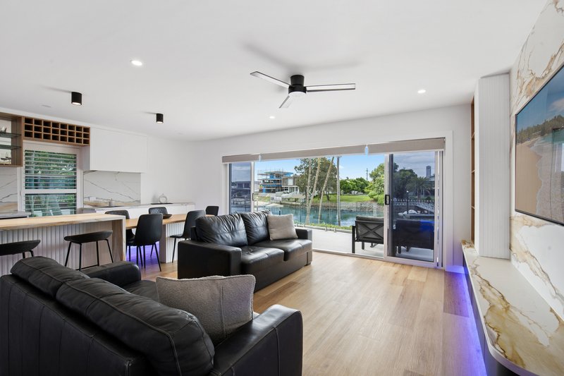 Photo - 1A/11 Eady Avenue, Broadbeach Waters QLD 4218 - Image 2