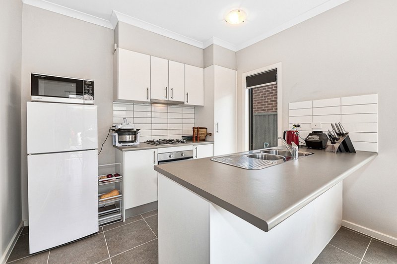 Photo - 1B Burchill Avenue, Cranbourne East VIC 3977 - Image 6