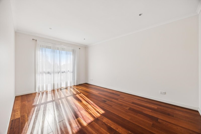 Photo - 1B Turramurra Drive, Rowville VIC 3178 - Image 2