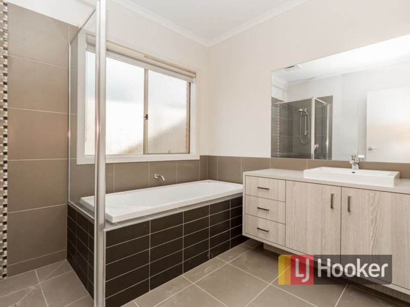 Photo - 2 20-30 Heather Grove, Cranbourne East VIC 3977 - Image 3