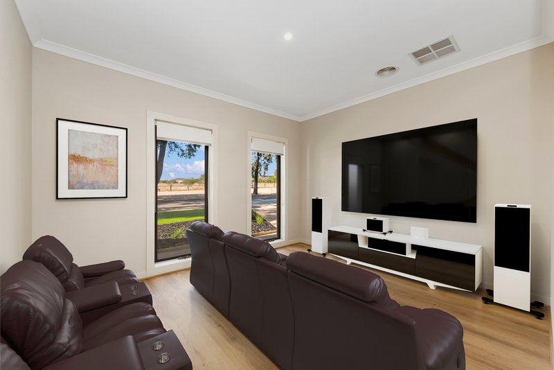 Photo - 2-4 Kosciuszko Place, Caroline Springs VIC 3023 - Image 10