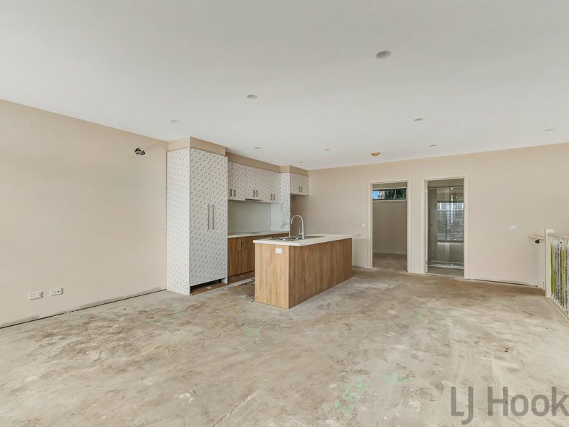 Photo - 2-6/7 Henry Road, Wantirna South VIC 3152 - Image 3