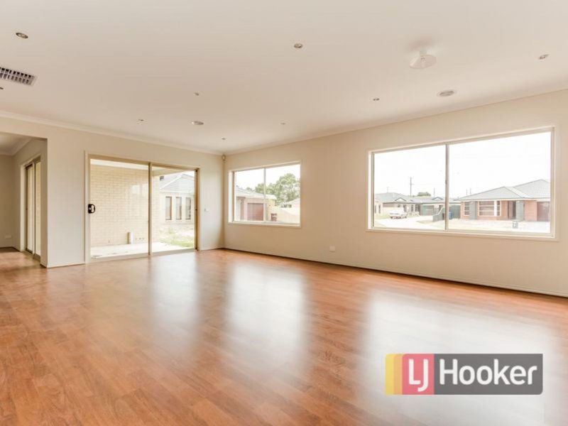 Photo - 2 Alkoomi Court, Lynbrook VIC 3975 - Image 5