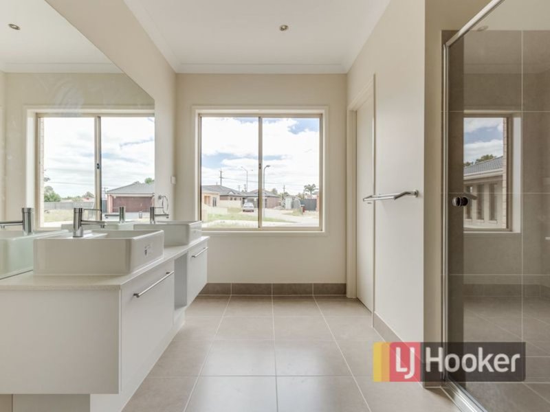 Photo - 2 Alkoomi Court, Lynbrook VIC 3975 - Image 10