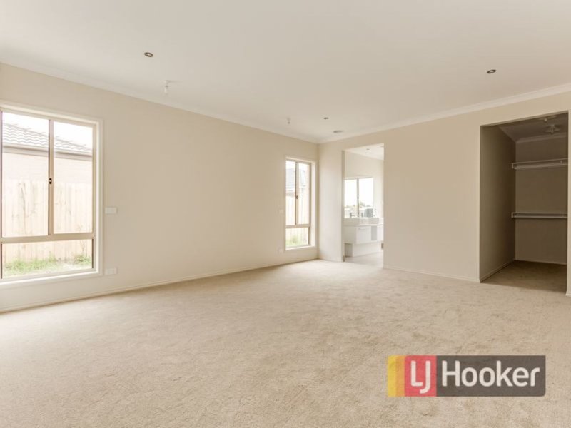 Photo - 2 Alkoomi Court, Lynbrook VIC 3975 - Image 11