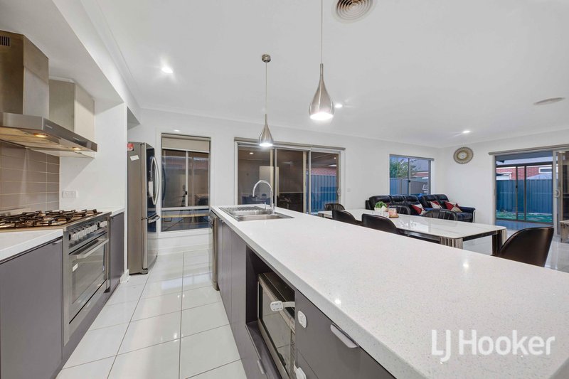 Photo - 2 Allambee Drive, Harkness VIC 3337 - Image 5