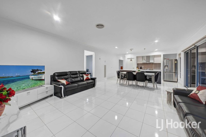Photo - 2 Allambee Drive, Harkness VIC 3337 - Image 7