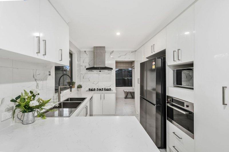 Photo - 2 Allawah Close, Keysborough VIC 3173 - Image 5