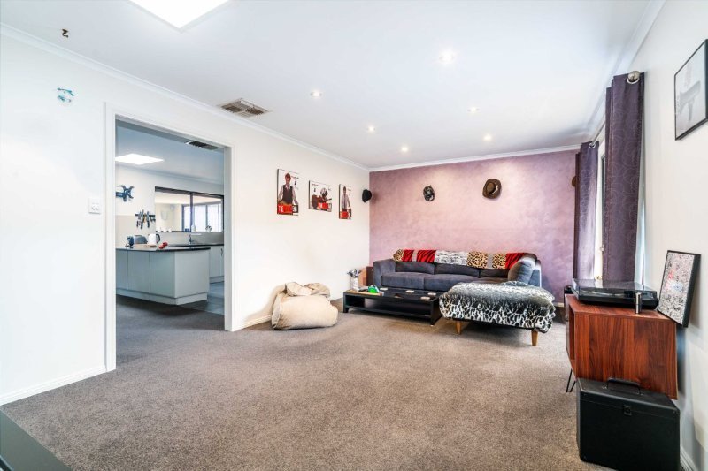 Photo - 2 Anita Court, Aberfoyle Park SA 5159 - Image 2