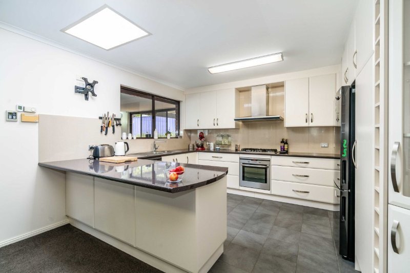 Photo - 2 Anita Court, Aberfoyle Park SA 5159 - Image 4