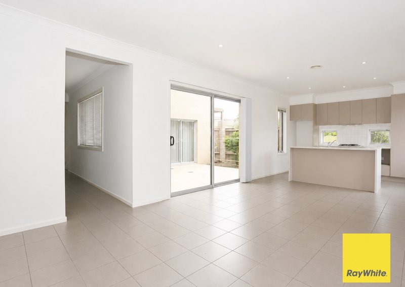 Photo - 2 Antigua Walk, Epping VIC 3076 - Image 4