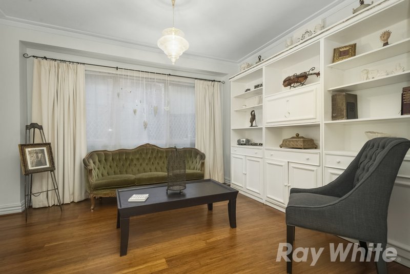 Photo - 2 Arlington Drive, Glen Waverley VIC 3150 - Image 3