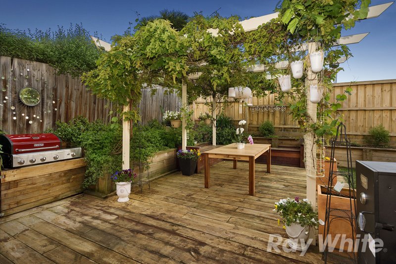 Photo - 2 Arlington Drive, Glen Waverley VIC 3150 - Image 9