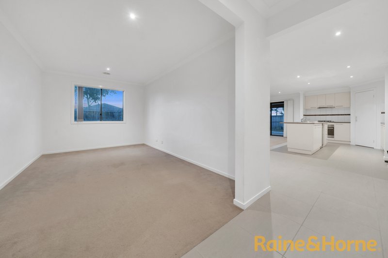 Photo - 2 Armstrong Street, Cranbourne East VIC 3977 - Image 4