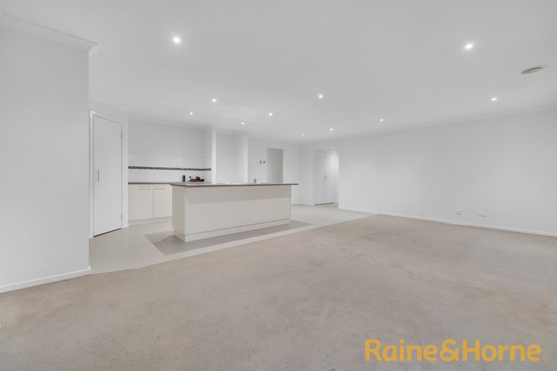 Photo - 2 Armstrong Street, Cranbourne East VIC 3977 - Image 6