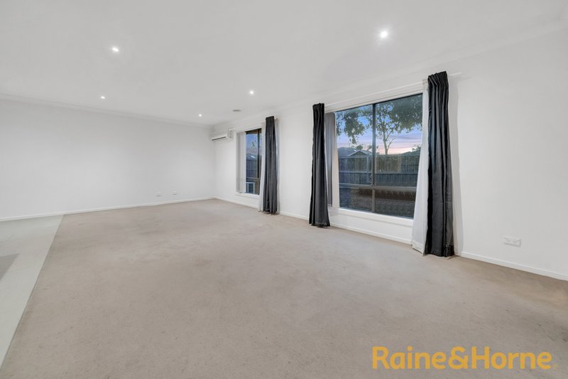 Photo - 2 Armstrong Street, Cranbourne East VIC 3977 - Image 7