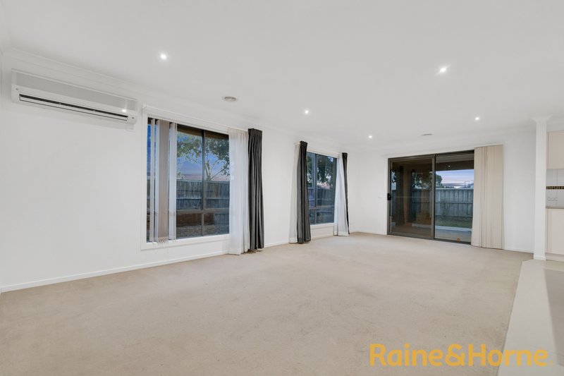 Photo - 2 Armstrong Street, Cranbourne East VIC 3977 - Image 8